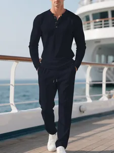 Ganzkörperansicht eines Mannes in einem marineblauen Lounge-Set auf einem Yachtdeck