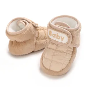 Detailansicht beige gesteppte Babyschuhe mit weichem Kunstfellfutter und Klettband