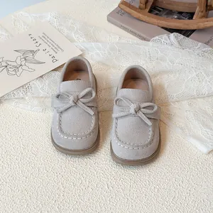 Elegante graue Wildlederschuhe im britischen Stil für Kleinkinder mit süßer Schleife