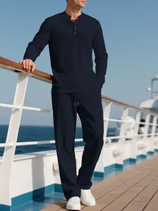 Vollansicht eines marineblauen Cord-Henley-Sets für Herren auf einem Schiffsbalkon