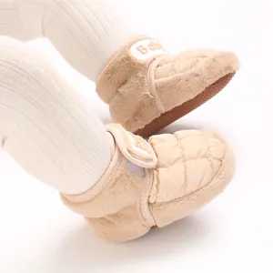Nahaufnahme von beigen Baby-Winterschuhen mit weichem Kunstfellfutter und Klettverschluss