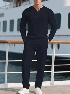 Dunkelblaues Herren-Set aus Cord mit langärmeligem Henley-Oberteil und Stoffhose