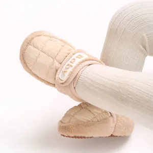 Detailansicht von beigen gesteppten Baby-Winterschuhen mit Kunstfellfutter