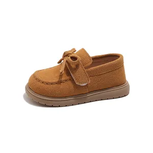 Klassische braune Wildleder-Lauflernschuhe mit Schleife und rutschfester Gummisohle für Babys