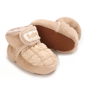 Detailansicht beige Winter Babyschuhe mit weichem Fell und rutschfester Sohle