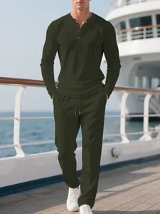 Lässiges Herren-Zweiteiler-Set aus olivegrünem Cord mit Henley-Oberteil und passender langer Hose