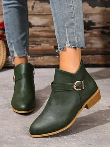 Detailweergave van donkergroene Chelsea boots voor dames met gouden gesp en ritssluiting