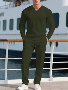 Lässiges Herren Cord-Set in Olivgrün, Henley-Langarmshirt und dazu passende Hose