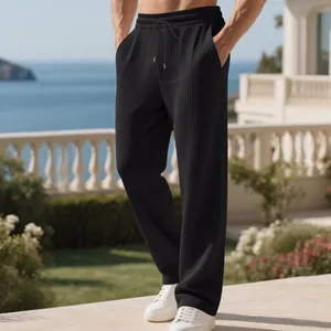 Πλάγια όψη μαύρου ριγέ ανδρικού παντελονιού που φοράει μοντέλο σε εξωτερικό μπαλκόνι