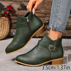 Detail van donkergroene Chelsea boots met een hak van 3,5 cm en rits aan de zijkant