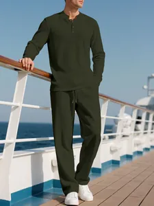Lässiges Herren-Set aus dunkelgrünem Cord mit Langarm-Henley-Oberteil und passender Hose