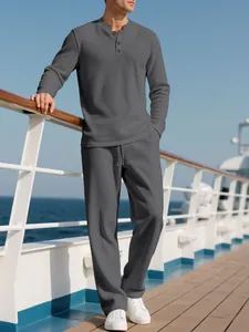 Detailansicht des grauen gerippten Cord-Henley-Langarmshirts und der Hose für Herren.