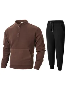 Detail van fleece vrijetijdsset voor heren met bruine Henley top en zwarte joggingbroek