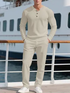 Nahaufnahme des beigefarbenen Cord-Freizeitsets für Herren auf einem Yachtdeck