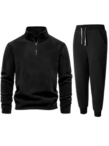 Vista detallada del conjunto de forro polar negro para hombre con jersey y pantalón