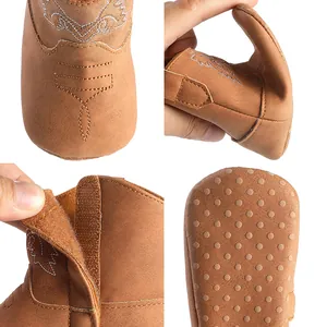 Détails des chaussures de marche pour bébé à semelle souple montrant flexibilité et anti-dérapant