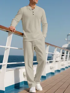 Detailansicht eines beigen Cord-Lounge-Sets für Herren mit Henley-Kragen auf Deck