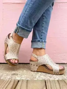 Detailansicht der Keilsandaletten mit Leopardenmuster, Nieten und Peeptoe-Design.