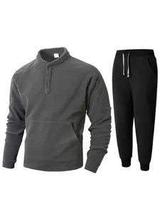 Detailweergave van fleece trainingspak voor heren met pullover met opstaande kraag