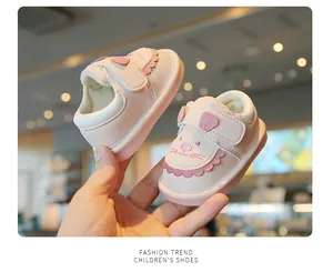 Rosa Baby-Lauflernschuhe mit Cartoon-Maus-Design, weicher Sohle und praktischem Klettverschluss