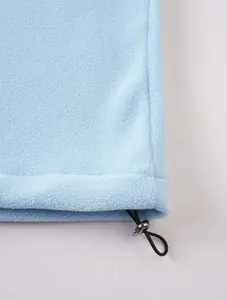 Vista detallada del dobladillo de la sudadera de forro polar azul con cordón ajustable