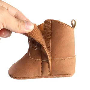 Gros plan sur la chaussure de marche pour bébé avec fermeture à scratch pratique