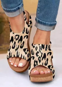 Modische Damen-Sandalen mit Leopardenmuster, Keilabsatz und offener Zehenpartie für Sommer.