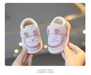 Nahaufnahme von rosa Cartoon-Maus-Lauflernschuhen für Babys mit weichen, rutschfesten Sohlen
