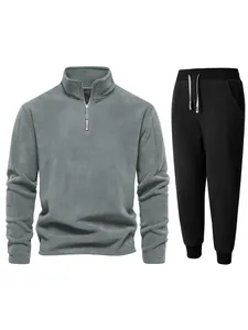 Detalle del conjunto de vellón para hombre con sudadera gris y pantalón de chándal