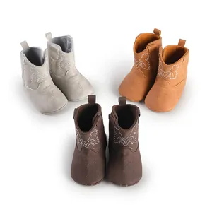Vue détaillée de bottines de marche souples pour bébé en gris, beige et marron pour nouveau-né