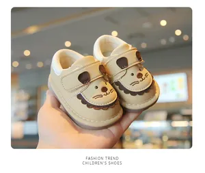 Nahaufnahme der niedlichen beigen Cartoon-Löwen-Lauflernschuhe mit weicher Sohle