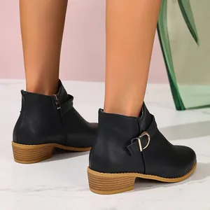 Achteraanzicht van stijlvolle zwarte Chelsea boots met rits aan de zijkant en gesp
