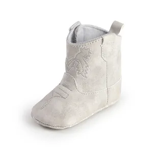 Bottes de marche pour bébé en gris clair avec semelle souple et broderie décorative de style western