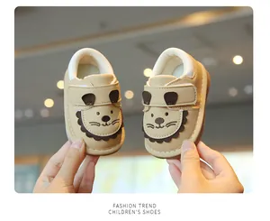 Detail von süßen khakifarbenen Baby-Lauflernschuhen mit Klettverschluss und Löwen-Design