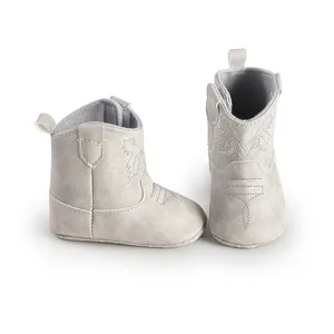 Vue détaillée des bottines de marche pour bébé en gris avec semelles souples