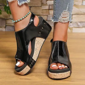 Schwarze Peep-Toe Keilsandaletten mit Nieten und Kork-Plateau für Damen.