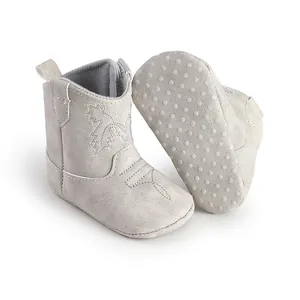 Vue détaillée de bottes de cowboy pour bébé à semelle souple avec broderie et picots antidérapants