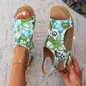 Detailansicht von Damen Keilsandaletten mit floralem Print und Korksohle in Weiß