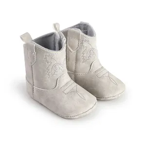Vue détaillée des bottes de cowboy grises pour bébé avec semelle souple et coutures