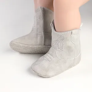 Gros plan sur des bottes de marche pour bébé à semelle souple grises pour l'intérieur
