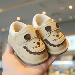 Süße beige Cartoon-Katze Baby-Lauflernschuhe mit weicher, rutschfester Sohle für Kleinkinder.