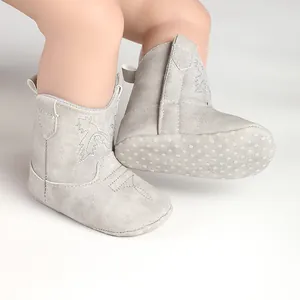 Détail de bottines de marche grises pour bébé avec semelle souple antidérapante à pois