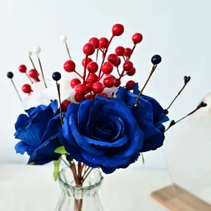 Roses artificielles bleues avec baies rouges en vase pour le Jour de l'Indépendance