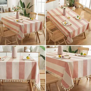 Vues détaillées de la nappe en coton et lin rayée avec d'élégantes franges blanches