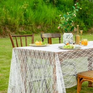 Vue détaillée d'une nappe en dentelle blanche lors d'un banquet de jardin en plein air