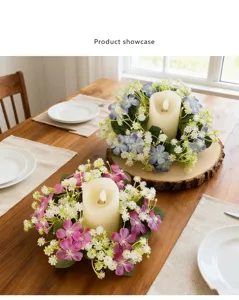 Dettaglio di un portacandele con ghirlanda di fiori selvatici per elegante arredo tavola