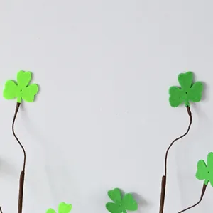 Detailansicht der St. Patricks Day Dekorationszweige mit grünen Filzkleeblättern