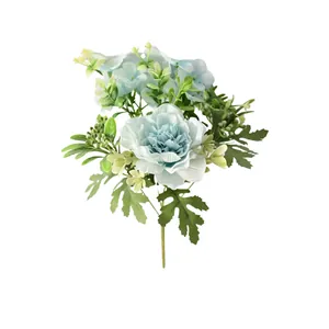 Nahaufnahme eines hellblauen künstlichen Seidenpfingstrosenstraußes für Hochzeiten