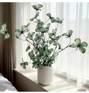 Elegante künstliche Schmetterlingszweige mit 5 Köpfen in einer weißen Vase auf der Fensterbank