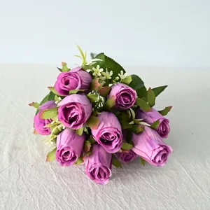 Primer plano detallado de un ramo de 11 rosas artificiales púrpuras para el hogar.